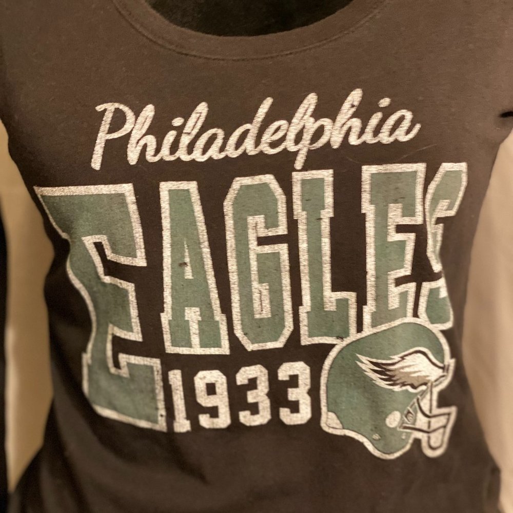 PA Eagles football top. Pit to pit 16”. CT024
